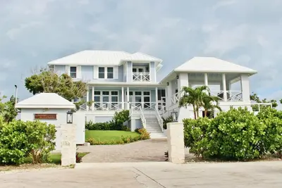 Image de Latitude Adjustment - The best of indoor-outdoor island living