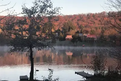 Image de 5br/2. 5ba Lakefront w/hot tub, pool table, fire pit