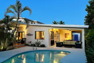 Beautiful Plumbago Villa - walk to everything!