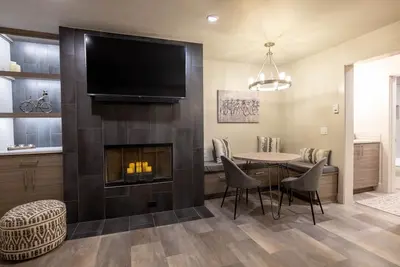 Image de Remodeled modern condo at Seventh Mountain Resort