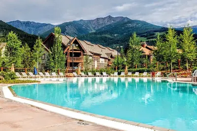 Image de Renovated Mountain Condo - ski to your door!