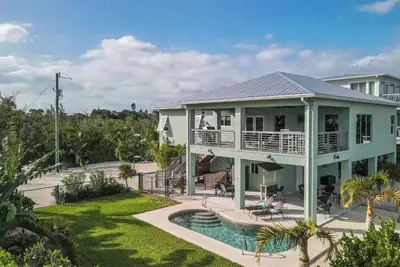 La Palma Verde 4bed/4 bath with pool and dockage p