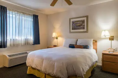 Image de Near Oakland Arena! 2 Units with Pool and Jacuzzi, Free Breakfast