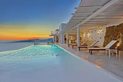 Image de Villa exquise à Mykonos | Villa Golden Sun 8 chambres | Vues panoramiques sur la mer et le coucher d