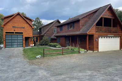 Image de Large Lakefront Home