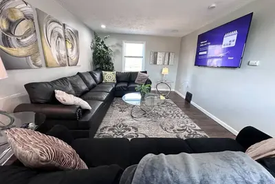 Image de Hot tub & renovated house 9 minutes from downtown!