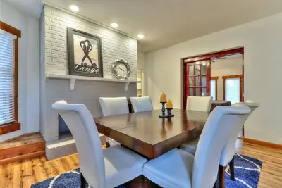 Image de Updated Large House on Green Street Near Campus