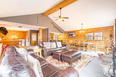 Image de Log Home with Second Story Deck and Mountain Views; Patio w/ Private Hot Tub