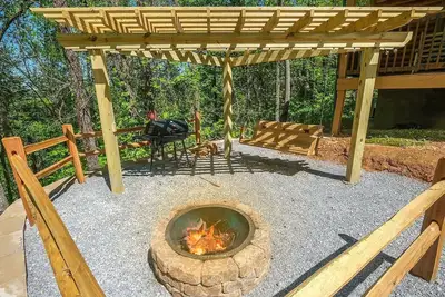 Image de Little Bear Cabin - Soak in the Bubbly Hot Tub