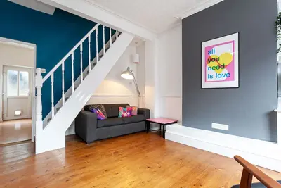Chic 3 Bed House w/backyard - 9 mins from Manchester Centre