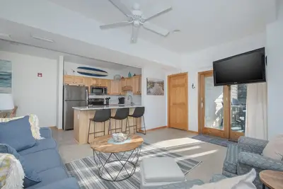 Image de 5386- Sundaze Fundays, Short Walk to Beach and Local Dining, Community Pool.