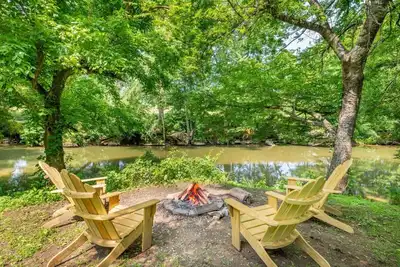 Image de Waterfront S'mores, Hot Tub Soaks, Game Nights, Family Movies & Nearby Attractions - River Retreat