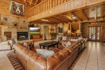 Pop A Bear - Golf Course Views and hot tub