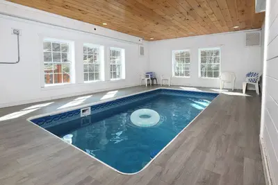 Image de Jennie's Cove - Your Own Indoor Pool & Theater!