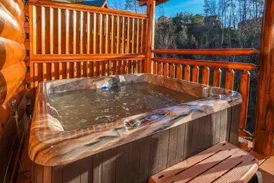 Image de Charlie Brown's Cabin - Steamy Hot Tub, Speedy Wi-Fi, Fun Loft Game Room