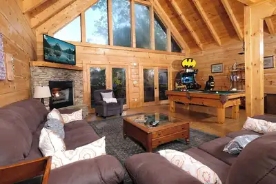 Gigi's Getaway - Seasonal Mountain View & Hot Tub!