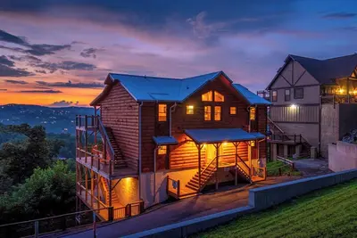 Bigger Bear Views Lodge - Theater, Games & Views!