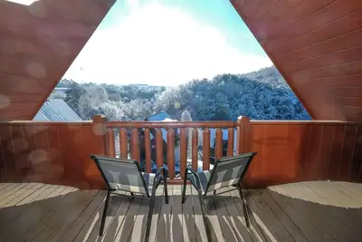 Image de Above It All - Relax & Play: Hot Tub Bliss Meets Pool Table Fun