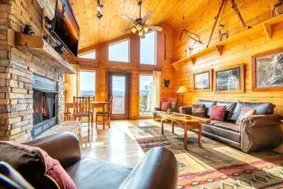 Image de Moonlit Hideaway - Beautiful Views, Steamy Hot Tub, Game Room + More!