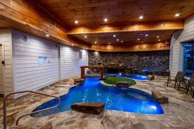 Image de Sky River Lodge - Private Luxury Pool, Theater, Games, + More!