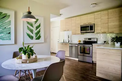 Image de Newly Restored 2br / creekiside walk to Main St / backyard with fire pit