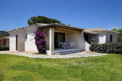 Image de Maison de vacances \"Casa giardino e spiaggia a piedi\" près de la plage avec jardin et terrasse