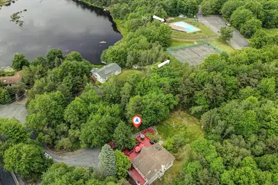 Image de Poconos Retreat Near pools, Lakes, Water parks, Casino and all shoppings, Game room