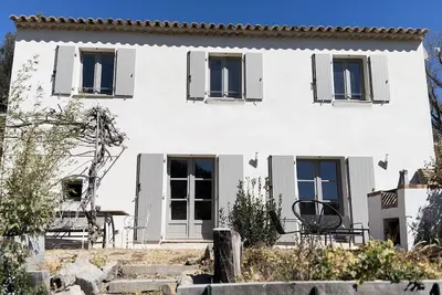 Image de Villa avec piscine d'eau salée privée dans un petit hameau près de Grimaud / St. Tropez