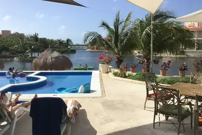 Image de Spacious condo ocean front