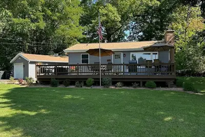 Image de Cute and Cozy Cottage by the Lake! Kayaks! Paddleboard! Huge Deck w/ Great Views