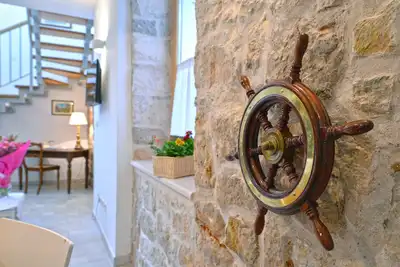 Image de Frantoio House. Charming stone house in front of the dock