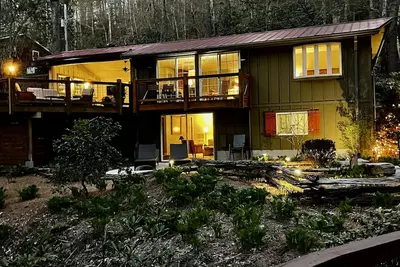 Image de Creek side cottage with fire pit. Walk to Cashiers. Dog friendly.