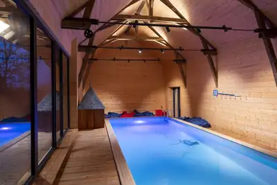 Image de Domaine de Chaillauroy et sa piscine intérieure dans la grange de rêve