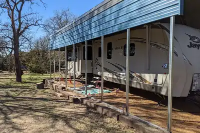 Image de Glamping in a luxurious Travel Trailer