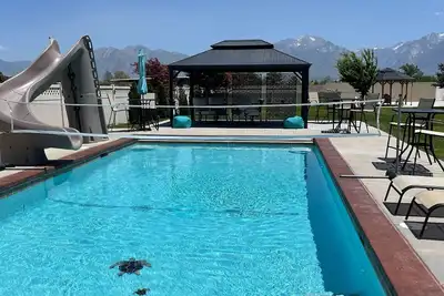 Image de Heated outdoor pool open April 9. Hot tub, stunning view, 5 star, clean, quiet