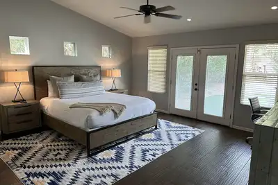 Image de 2 Master Bedrooms, Luxury beds, Pool & Hot Tub, Large TVs, Surround Sound