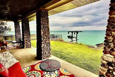 Image de Lakeside Paradise! A charming blend of cozy comfort and beachfront bliss!