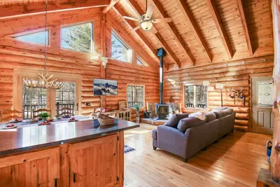Image de LodgeLife Springbrook - Unwind in Nature Lux Log Cabin in the Heart of Adventure