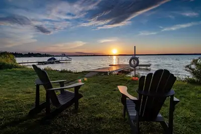 Image de Beautiful Waterfront Cottage Sunset Lakeview 1hr from Toronto with New Hot Tub! !