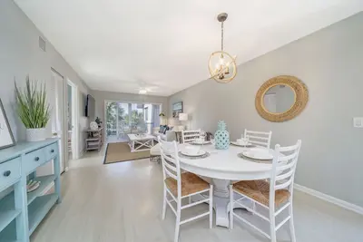 Image de Steps to beach! Tennis Villas Penthouse condo with pool and pickleball.