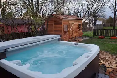 Image de Georgian Bay Cottage-\nHot Tub/Sauna/Trail/Run/Bike/Swim//Marina!