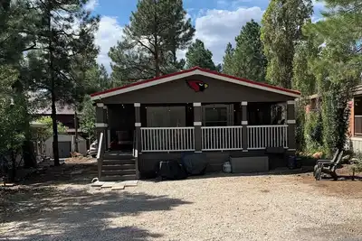 Image de Cozy winter cabin surrounded by tall pines pacious deck, short drive to Flagstaff