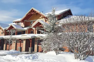 Multi-level, open, Ac/Fp, deck/patio, at South Peak, ski shuttle. P004f by Lrs