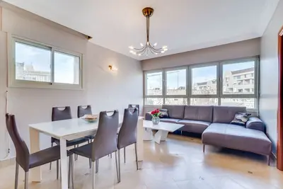 Image de Fabulous Kosher Apartment 3 Br + Den in Amazing Central Location! !