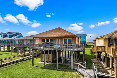 Image de Beautiful Views everywhere you look! Great property steps to the sand!