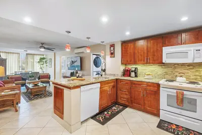 Image de *Luxurious & Remodeled *Complex is Oceanfront*