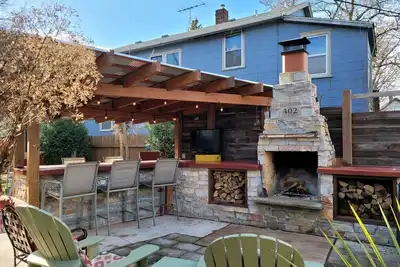 Image de Enjoy this amazing home and yard as you eat, pray and fall in love with Ne Mpls.