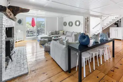 Image de Chatham 6br, near beach, sleeps 14, waterviews, perfect for groups & families.