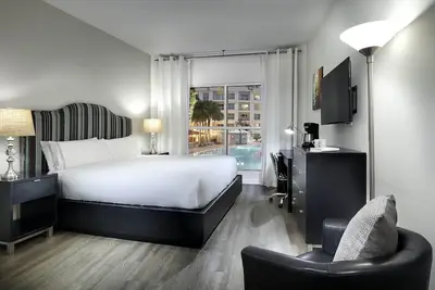 Image de TwoBedroom Pool View Apartment 10 mins from Disney