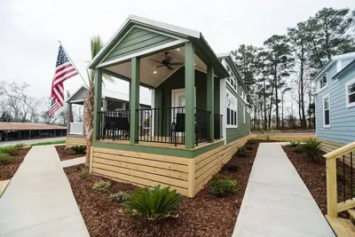 Image de The Grande Ii · Tiny Home on Logan Martin Lake